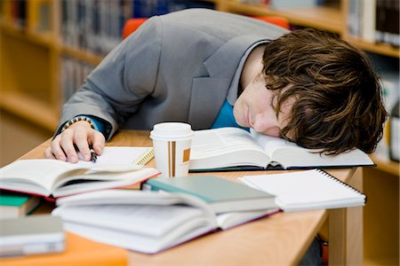 perezoso - A student who has fallen asleep in a library, Sweden. Foto de stock - Sin royalties Premium, Código: 6102-03904571
