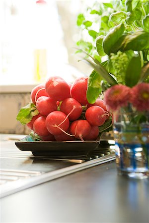 fruta y verdura - Radishes on a worktop, Sweden. Foto de stock - Sin royalties Premium, Código: 6102-03904678