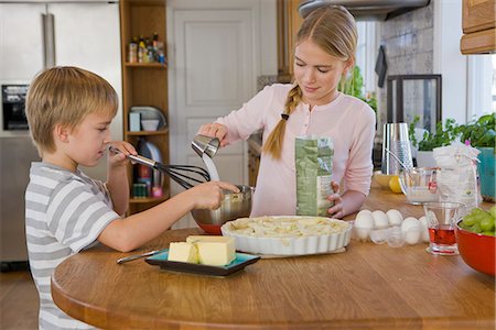 simsearch:6102-03904733,k - Schwester und Bruder machen einen Kuchen, Schweden. Stockbilder - Premium RF Lizenzfrei, Bildnummer: 6102-03904680