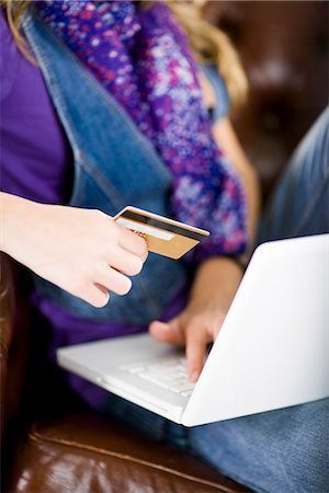 simsearch:614-06719765,k - Adolescente à l'aide d'un ordinateur portable. Photographie de stock - Premium Libres de Droits, Code: 6102-03904632