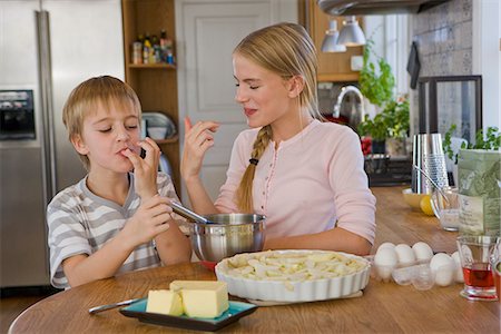 simsearch:6102-03905903,k - Soeur et frère de faire un gâteau, Suède. Photographie de stock - Premium Libres de Droits, Code: 6102-03904744