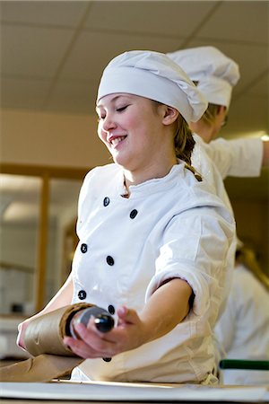 simsearch:6102-08120280,k - Jeunes boulangers de cuisson des biscuits, Suède. Photographie de stock - Premium Libres de Droits, Code: 6102-03904755