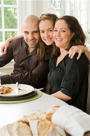 simsearch:6102-08996283,k - Portrait of a family at a dinner table, Sweden. Foto de stock - Sin royalties Premium, Código: 6102-03904782