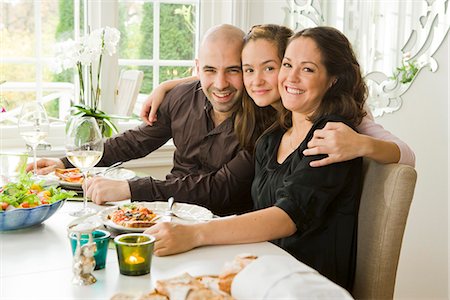 simsearch:6102-08996283,k - Portrait of a family at a dinner table, Sweden. Foto de stock - Sin royalties Premium, Código: 6102-03904788