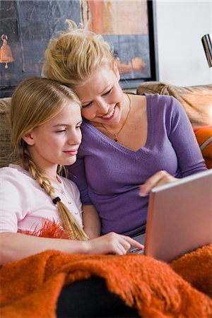 simsearch:6102-03904116,k - Mère et fille à l'aide d'un ordinateur portable dans un divan, Suède. Photographie de stock - Premium Libres de Droits, Code: 6102-03904706