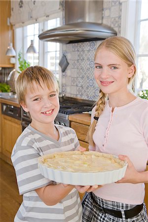 simsearch:6102-03865784,k - Sister and brother making a cake, Sweden. Foto de stock - Sin royalties Premium, Código: 6102-03904726