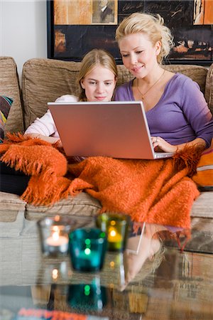 simsearch:6102-03904063,k - Mutter und Tochter, die mit einem Laptop in der Couch, Schweden. Stockbilder - Premium RF Lizenzfrei, Bildnummer: 6102-03904729