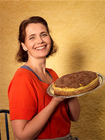 simsearch:6102-03750881,k - A woman and a home-made cake, Sweden. Foto de stock - Sin royalties Premium, Código: 6102-03904972