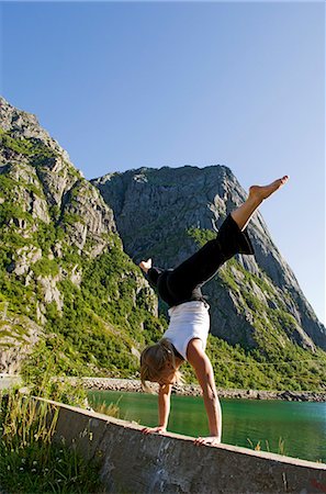 Woman doing a handstand, Norway. Foto de stock - Sin royalties Premium, Código: 6102-03905002