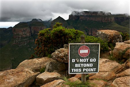Panneau d'avertissement par un canyon, Afrique du Sud. Photographie de stock - Premium Libres de Droits, Code: 6102-03905007