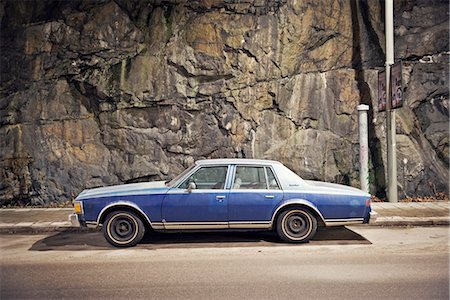 deserted street at night - Une voiture bleue contre un mur en pierre, Suède. Photographie de stock - Premium Libres de Droits, Code: 6102-03905034