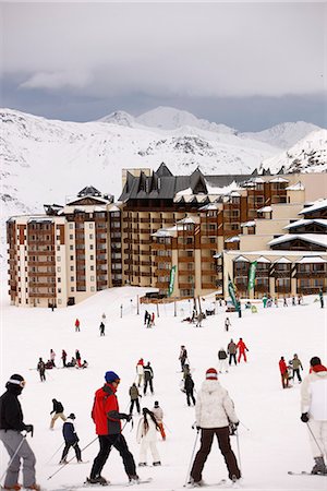 Skiers by a skiing resort, France. Foto de stock - Sin royalties Premium, Código: 6102-03905153