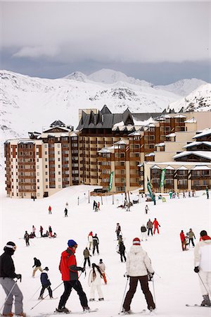 eslalon - Skiers by a skiing resort, France. Foto de stock - Sin royalties Premium, Código: 6102-03905153