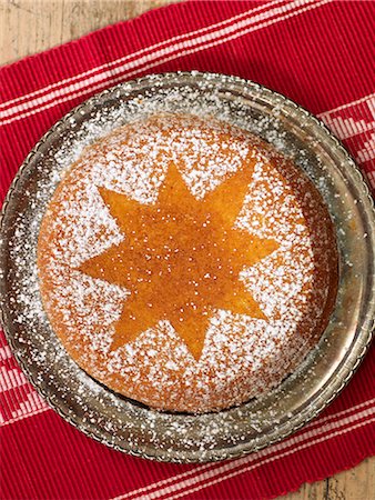 A saffron cake, Sweden. Stock Photo - Premium Royalty-Free, Code: 6102-03905208