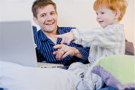 simsearch:6102-03867774,k - Vater und Sohn mit einem Laptop im Bett, Schweden. Stockbilder - Premium RF Lizenzfrei, Bildnummer: 6102-03905237