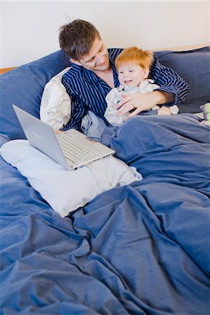 simsearch:6102-08942235,k - Vater und Sohn mit einem Laptop im Bett, Schweden. Stockbilder - Premium RF Lizenzfrei, Bildnummer: 6102-03905235