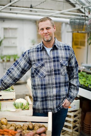 simsearch:6102-03905315,k - Man carrying a box full of vegetables. Foto de stock - Sin royalties Premium, Código: 6102-03905345