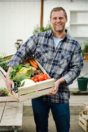 simsearch:6102-03905315,k - Homme portant une boîte pleine de légumes. Photographie de stock - Premium Libres de Droits, Code: 6102-03905350