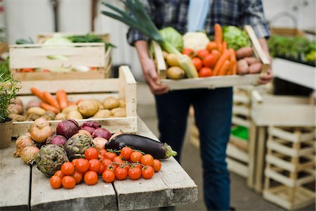 simsearch:6102-06965813,k - Farmer showing vegetables. Foto de stock - Sin royalties Premium, Código: 6102-03905324