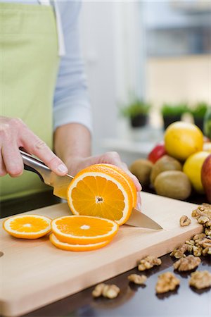 Woman making a fruit salad, Sweden. Foto de stock - Sin royalties Premium, Código: 6102-03905473