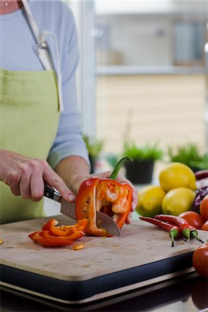 Woman cutting up vegetables, Sweden. Foto de stock - Sin royalties Premium, Código: 6102-03905472