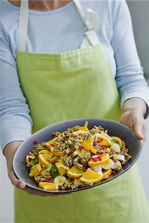 Woman making a fruit salad, Sweden. Foto de stock - Sin royalties Premium, Código: 6102-03905491