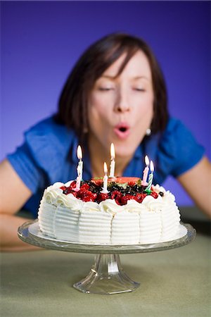 Femme avec un gâteau d'anniversaire. Photographie de stock - Premium Libres de Droits, Code: 6102-03905418