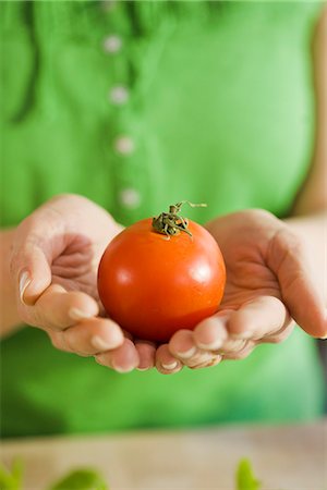 simsearch:6102-03905495,k - Woman with a tomato, Sweden. Foto de stock - Sin royalties Premium, Código: 6102-03905517