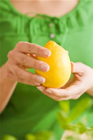 simsearch:6102-03905495,k - Woman with a lemon, Sweden. Foto de stock - Sin royalties Premium, Código: 6102-03905519