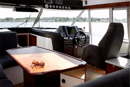 simsearch:841-06342320,k - Lunettes de soleil dans la cabine de bateau Photographie de stock - Premium Libres de Droits, Code: 6102-03905693