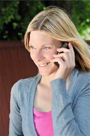 simsearch:6102-05655515,k - Einer blonden Frau mit ihrem Handy, Schweden. Stockbilder - Premium RF Lizenzfrei, Bildnummer: 6102-03905602