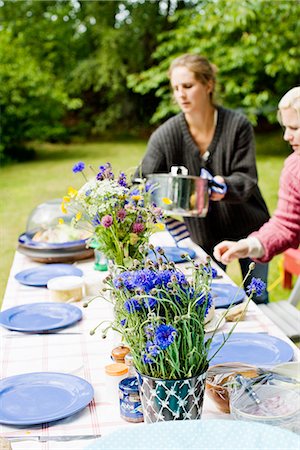 Women preparing dining table Stock Photo - Premium Royalty-Free, Code: 6102-03905790
