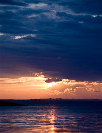 simsearch:6102-07843795,k - Scenic view of sun setting over sea Foto de stock - Sin royalties Premium, Código: 6102-03905708