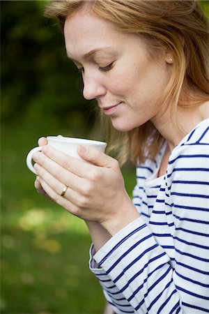 simsearch:614-06002323,k - Women smelling coffee cup Stock Photo - Premium Royalty-Free, Code: 6102-03905853