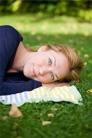 Woman lying in lawn Foto de stock - Sin royalties Premium, Código: 6102-03905855