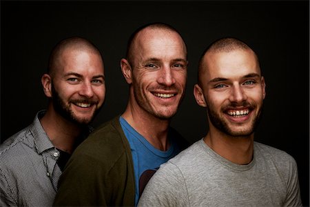 Trois hommes debout, sourire, portrait Photographie de stock - Premium Libres de Droits, Code: 6102-03905914