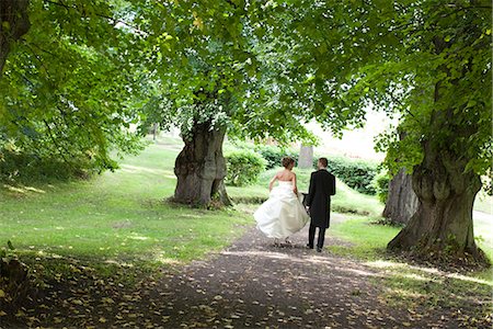 Mariée et le marié à pied dans le parc Photographie de stock - Premium Libres de Droits, Code: 6102-03905933