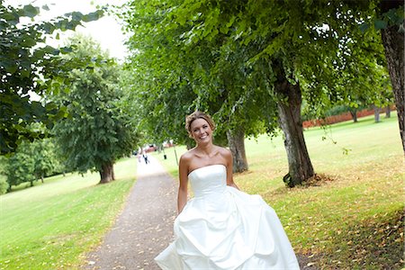 people running grass park - Bride running in park Stock Photo - Premium Royalty-Free, Code: 6102-03905932