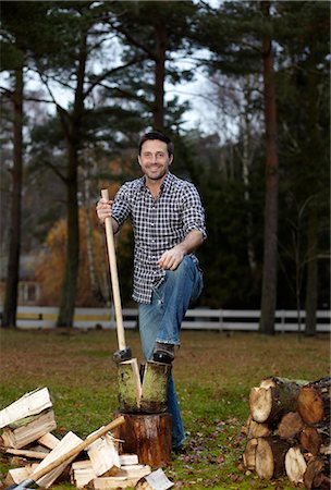 simsearch:6102-03905685,k - Man resting foot on log, holding axe, smiling Stock Photo - Premium Royalty-Free, Code: 6102-03906004
