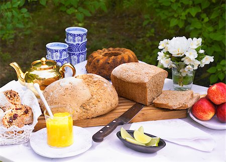 Brot und Kuchen auf Tisch im freien Stockbilder - Premium RF Lizenzfrei, Bildnummer: 6102-04929391