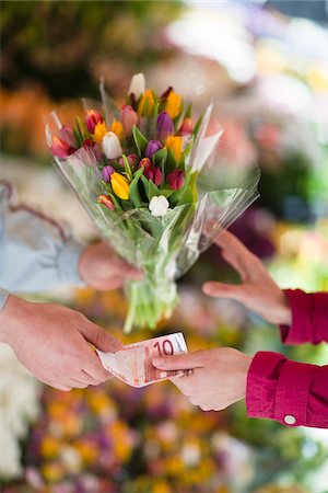 simsearch:6102-06336994,k - Person buying bunch of flowers from vendor Foto de stock - Sin royalties Premium, Código: 6102-04929541