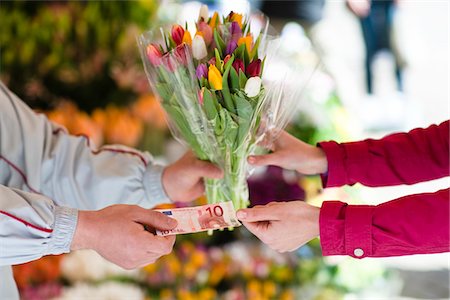 simsearch:6102-06336994,k - Person buying bunch of flowers from vendor Foto de stock - Sin royalties Premium, Código: 6102-04929542