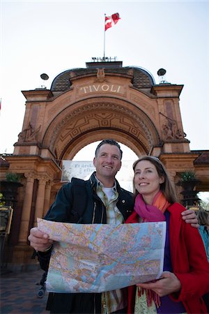 Couple with map sightseeing near arch Stock Photo - Premium Royalty-Free, Code: 6102-04929596