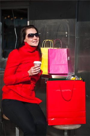 simsearch:6102-08120388,k - Portrait de jeune femme tenant un café à emporter, avec des sacs à provisions Photographie de stock - Premium Libres de Droits, Code: 6102-04929537