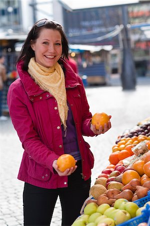 simsearch:6102-08000911,k - Young woman choosing oranges at fruit market Stock Photo - Premium Royalty-Free, Code: 6102-04929538