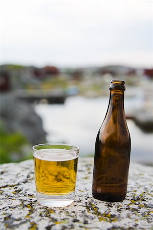 Bouteille de bière et de verre sur le rocher Photographie de stock - Premium Libres de Droits, Code: 6102-04929677