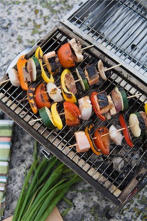 Légumes sur la grille du barbecue Photographie de stock - Premium Libres de Droits, Code: 6102-04929675