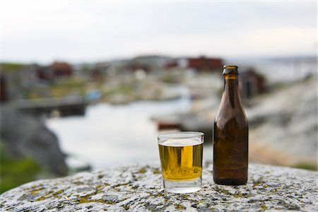 Beer bottle and glass on rock Foto de stock - Sin royalties Premium, Código: 6102-04929676