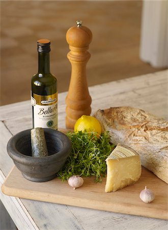 Bread, cheese, oil and herbs on chopping board Foto de stock - Sin royalties Premium, Código: 6102-04929699