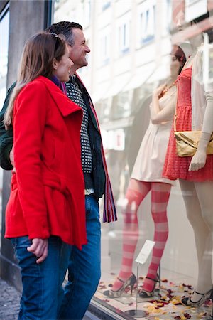 shopping outdoors togetherness vacation - Couple window shopping in city Stock Photo - Premium Royalty-Free, Code: 6102-04929602